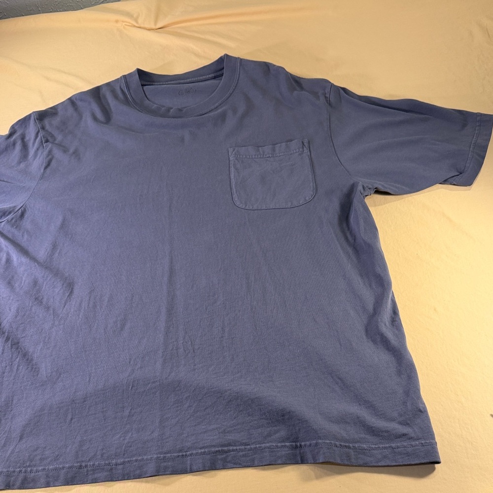 Cabela’s Gray extra large, regular T-shirt, short sleeves crewneck front pocket